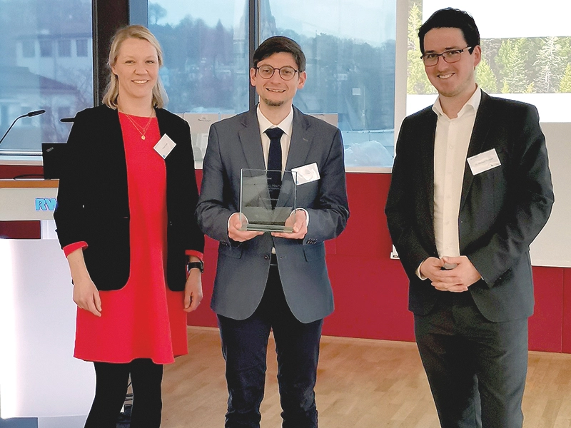 Tanja Sprehe und Benjamin Kampmann nehmen die Auszeichnung der RWTH Aachen entgegen. news-auszeichnung-benchmarking-rwth-aachen.webp