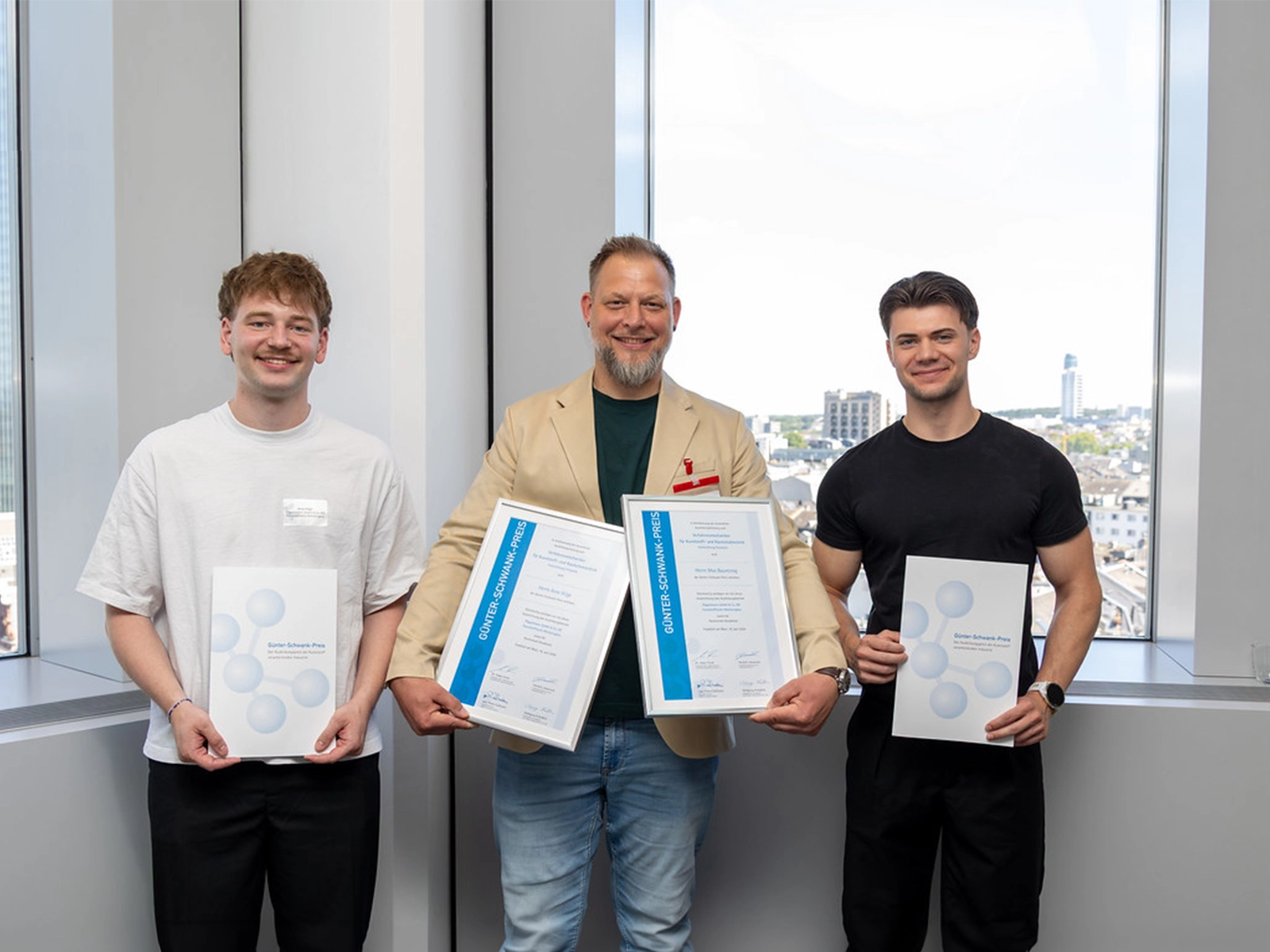 Preisverleihung Günter-Schwank-Preis in Frankfurt am Main:  von links Arne Hilge, Maik Hartmann und Max Baumtrog.